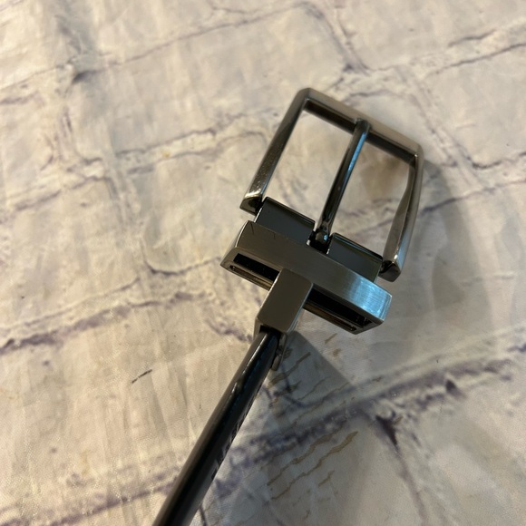 CLAIBORNE REVERSIBLE BLACK/BROWN COATED LEATHER SILVER TONE BUCKLE MENS BELT 44 - Picture 7 of 9